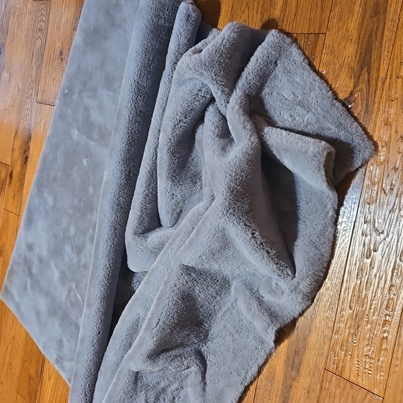 Faux Rabbit Fur 4'x6' Rug - Picture 3 of 5